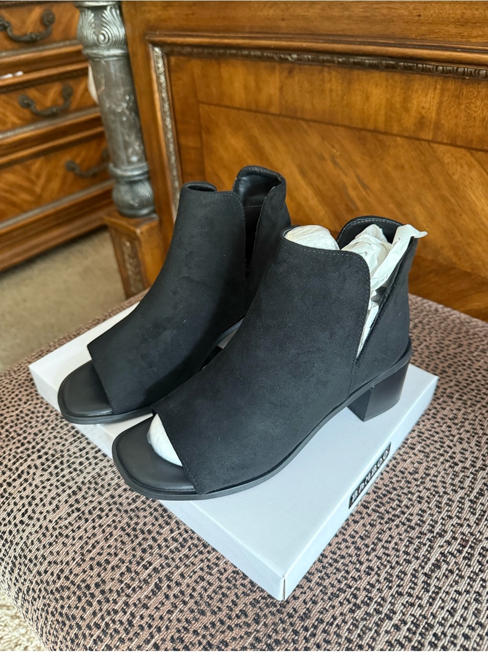 cute brand new open toe suede bootie
sz 7 Black